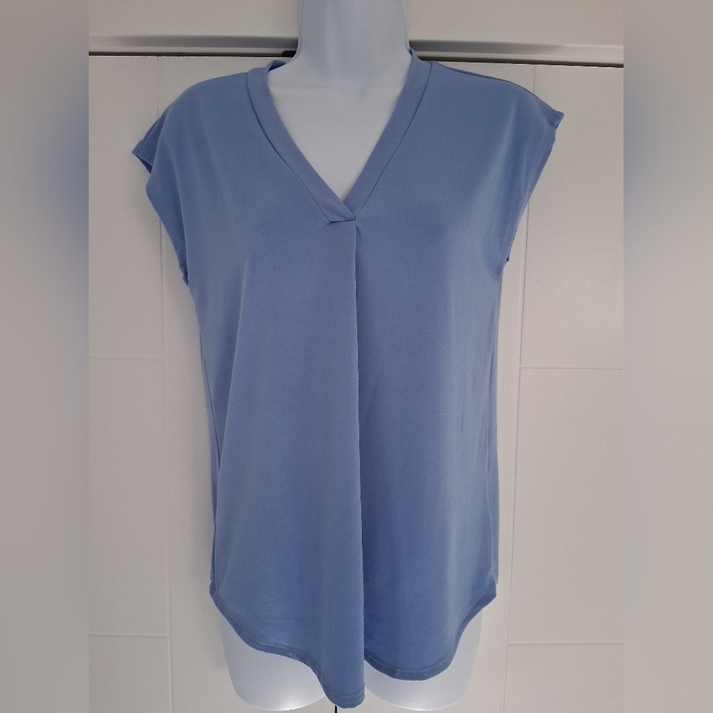 NWT Green Envelope LA/ Light Blue V-Neck Top/ Blouse/ Size US S - Picture 3 of 11